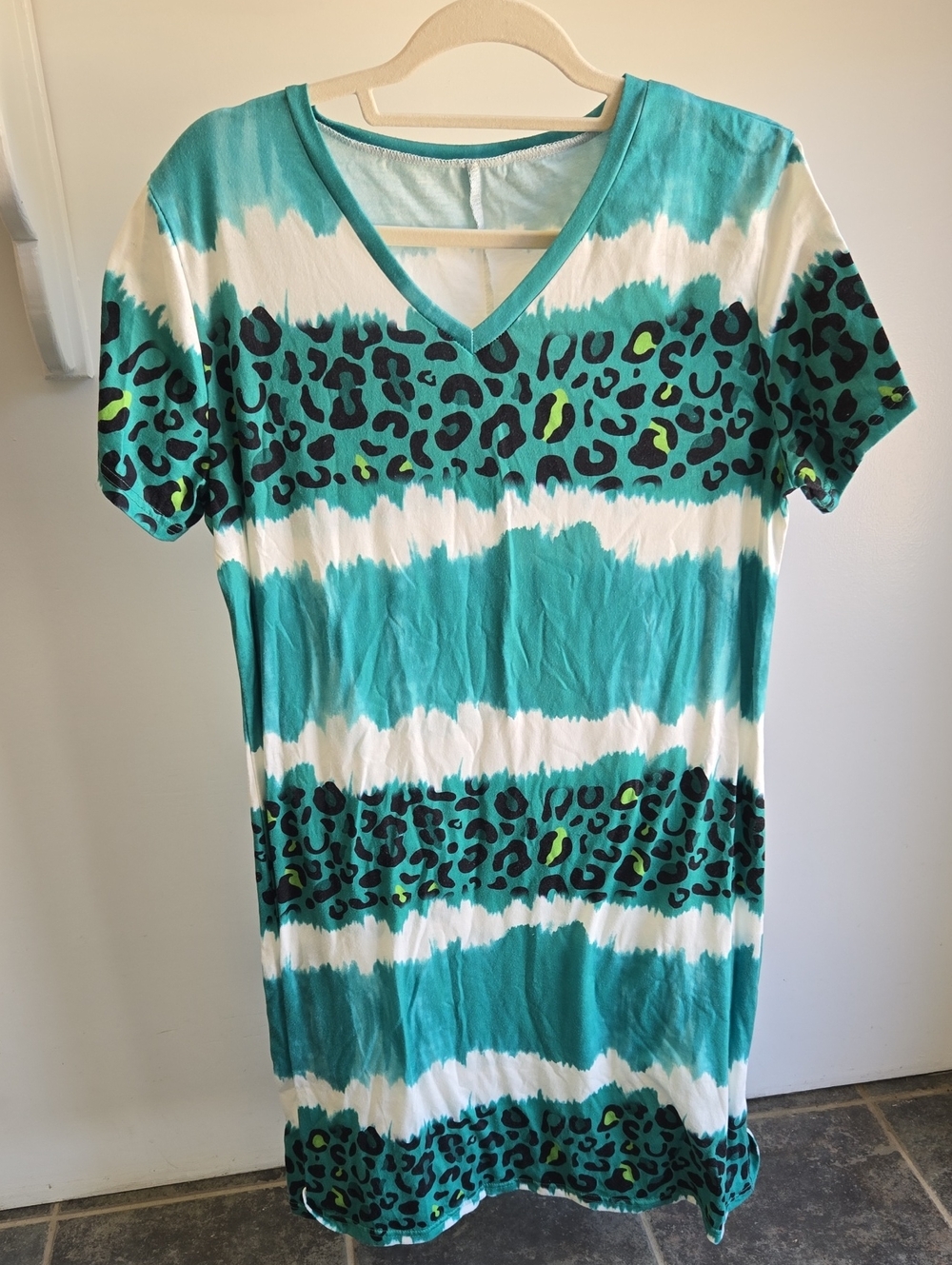 Green & White Tie-Dye Leopard Print V-Neck Dress